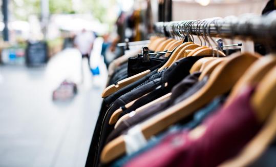 Loi anti-fast fashion : un premier pas, mais les consommateurs attendent des actes